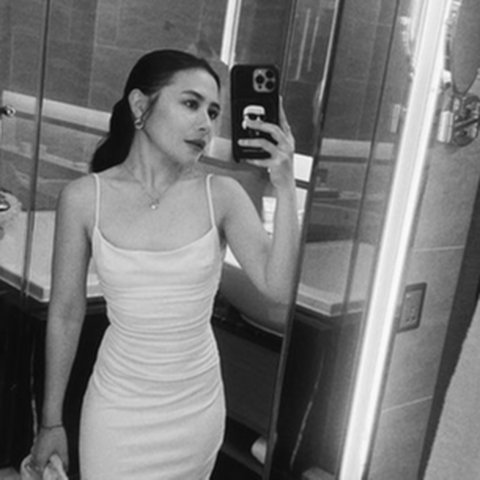 Prilly Latuconsina Pose Pakai Backless Dress di Kamar Mandi, Cantik Elegan & Body Goals Buat Iri