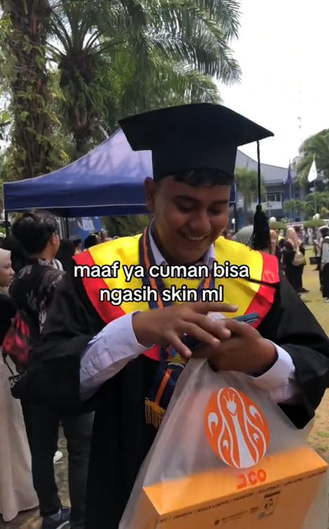 Tak Biasa, Momen Pria Beri Hadiah Wisuda Temannya Skin Mobile Legend Ini Jadi Inspirasi Warganet