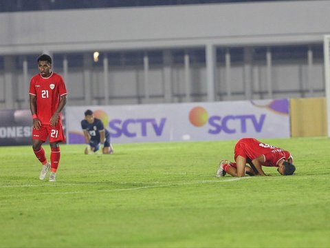 FOTO: Sujud Syukur Pemain Timnas Indonesia Lolos ke Piala Asia U-20 2025 usai Tahan Imbang Yaman