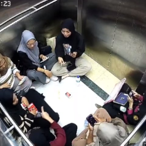 Rombongan Mahasiswa Terjebak di Dalam Lift Ramai jadi Omongan,
