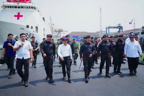 Momen Penyematan Brevet Kehormatan Presiden Jokowi