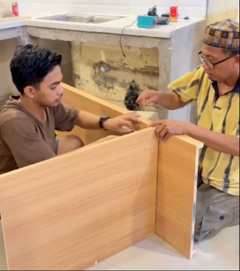 Satu Frekuensi, Momen Wanita Perlihatkan Suami dengan Ayahnya Kompak Bikin Kitchen Set Ini Curi Perhatian