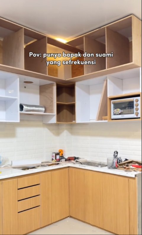 Satu Frekuensi, Momen Wanita Perlihatkan Suami dengan Ayahnya Kompak Bikin Kitchen Set Ini Curi Perhatian