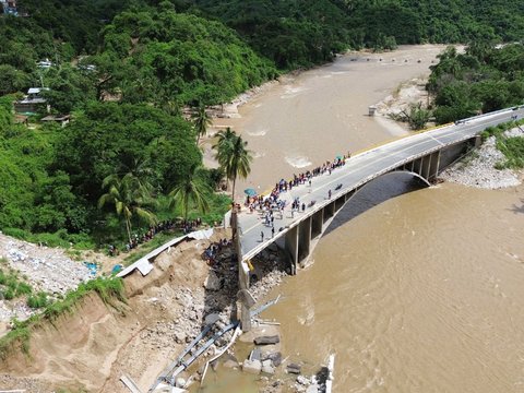 FOTO: Penampakan Mobil-Mobil di Meksiko Terkubur Pasir Usai Terjangan Badai John