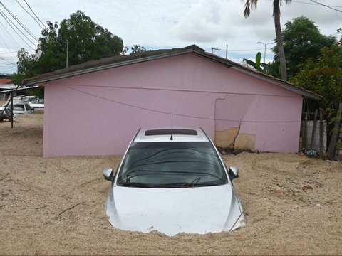 FOTO: Penampakan Mobil-Mobil di Meksiko Terkubur Pasir Usai Terjangan Badai John