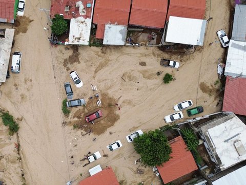 FOTO: Penampakan Mobil-Mobil di Meksiko Terkubur Pasir Usai Terjangan Badai John