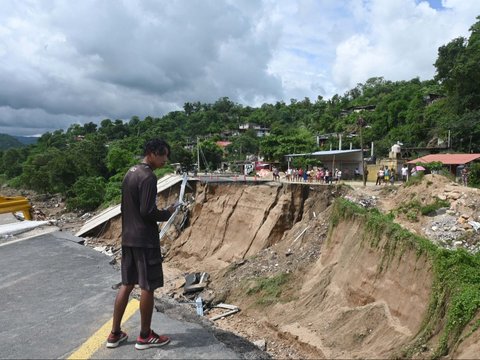 FOTO: Penampakan Mobil-Mobil di Meksiko Terkubur Pasir Usai Terjangan Badai John