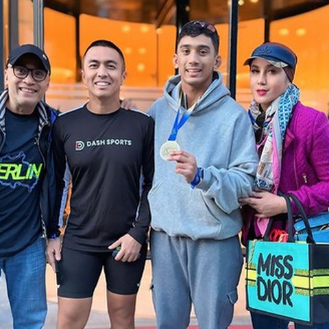 Gaya Serba Branded, Potret Marini Zumarnis Duduk Ngemper & Kaki Pakai Koyo Tunggu Daffa Ikut Berlin Marathon