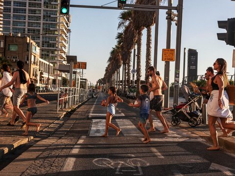 FOTO: Momen Warga Israel Lari Terbirit-birit Saat Tel Aviv Diserang Rudal Houthi dari Yaman