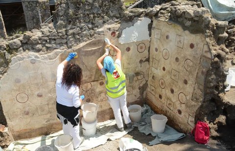 Arkeolog Temukan Dua Kerangka Perempuan dan Seorang Anak di Pompeii, Bersembunyi di Dalam Toko Kue Saat Gunung Meletus 1.945 Tahun Lalu