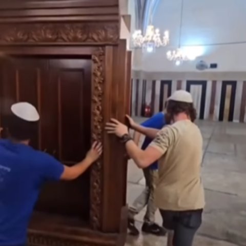 Pemukim Israel Menjarah Masjid Ibrahimi di Hebron