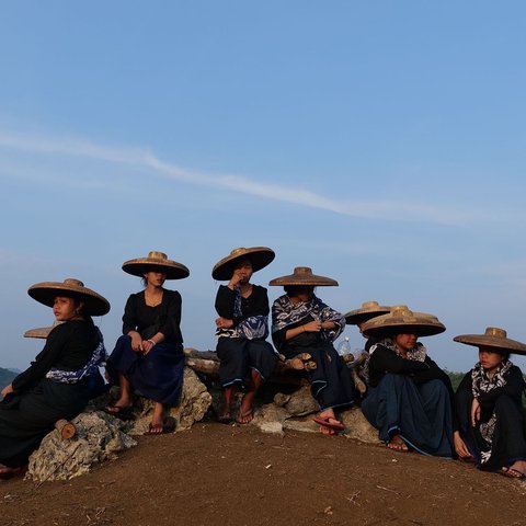 Masyarakat adat Suku baduy luar melakukan ritual  rangkaian tradisi adat Ngaseuk di kampung Karangkerit, desa Bojong Menteng, Banten, Senin (1/11/2021). Tradisi Ngaseuk merupakan musim tanam untuk suku Baduy yang nanti hasil panen untuk upeti pemerintah daerah. (Liputan6.com/Herman Zakharia)