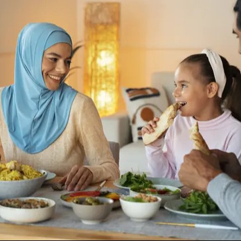 Ilustrasi buka puasa bersama. (Photo Copyright by Freepik)
