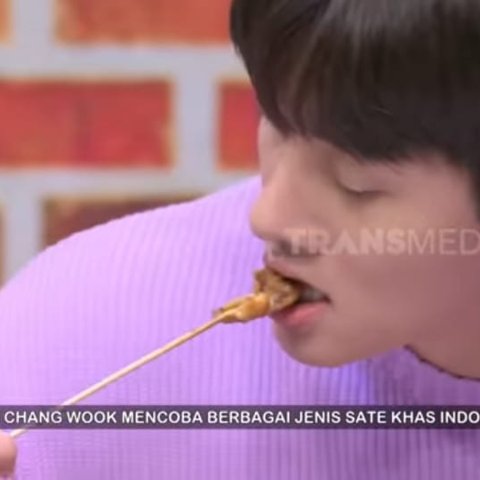 Potret Ji Chang Wook Makan Aneka Sate dan Minum Jamu Beras Kencur, Full Senyum Puji Semuanya Enak