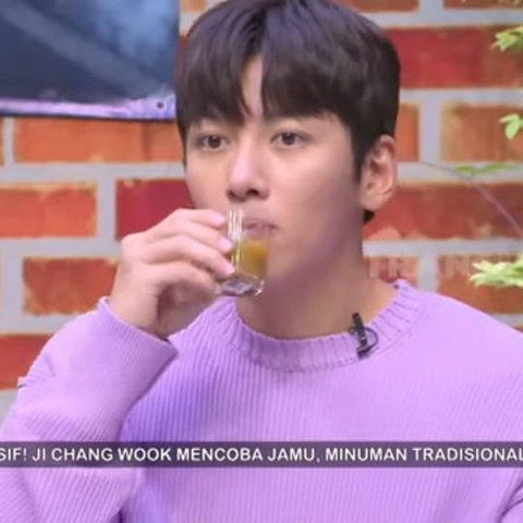 Potret Ji Chang Wook Makan Aneka Sate dan Minum Jamu Beras Kencur, Full Senyum Puji Semuanya Enak