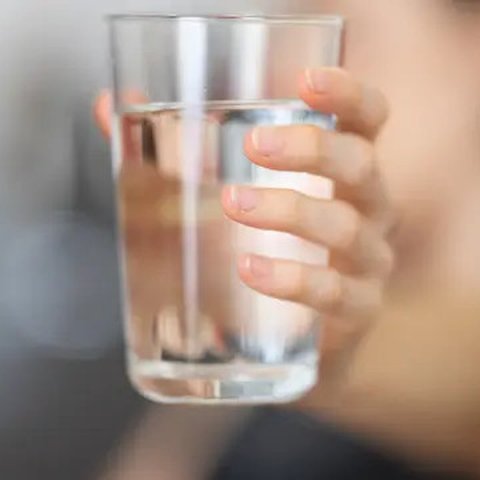 Minum air putih yang cukup saat sahur dan berbuka puasa. (unsplash.com/@enginakyurt)