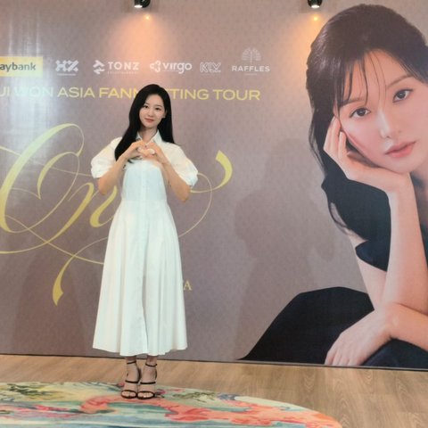 Serba Serbi Press Conference Kim Ji Won 1st Fan Meeting Tour (Be My One) in Jakarta, Cantik Pakai Dress Putih