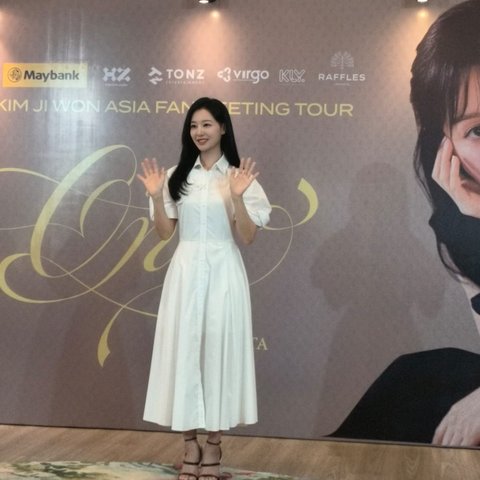 Serba Serbi Press Conference Kim Ji Won 1st Fan Meeting Tour (Be My One) in Jakarta, Cantik Pakai Dress Putih