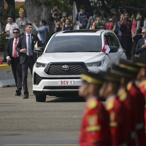 Paus Fransiskus tiba di Istana Merdeka dengan diiringi pasukan marching band. (Bay Ismoyo/Pool Photo via AP)