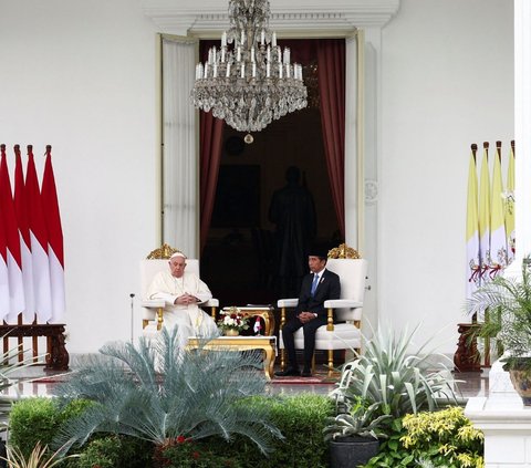 Presiden Joko Widodo atau Jokowi menerima kunjungan Paus Fransiskus di Istana Merdeka, Jakarta, Rabu (4/9/2024). Pemimpin Tertinggi Gereja Katolik Sedunia itu disambut dengan upacara kenegaraan. Foto: REUTERS/Guglielmo Mangiapane