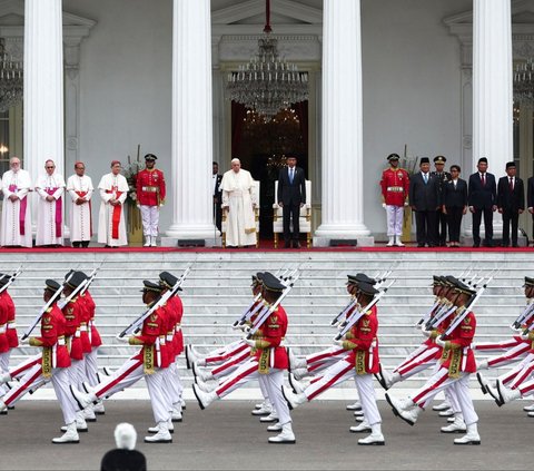 FOTO: Momen Hangat Pertemuan Jokowi dan Paus Fransiskus di Istana Merdeka