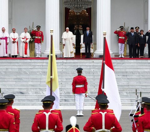 FOTO: Momen Hangat Pertemuan Jokowi dan Paus Fransiskus di Istana Merdeka