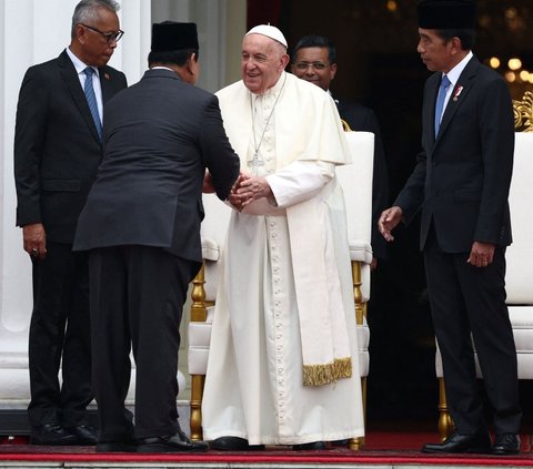 FOTO: Momen Hangat Pertemuan Jokowi dan Paus Fransiskus di Istana Merdeka