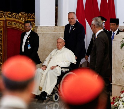 FOTO: Momen Hangat Pertemuan Jokowi dan Paus Fransiskus di Istana Merdeka