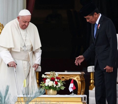 FOTO: Momen Hangat Pertemuan Jokowi dan Paus Fransiskus di Istana Merdeka