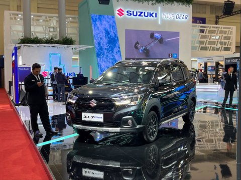 Hybrid Suzuki XL7.