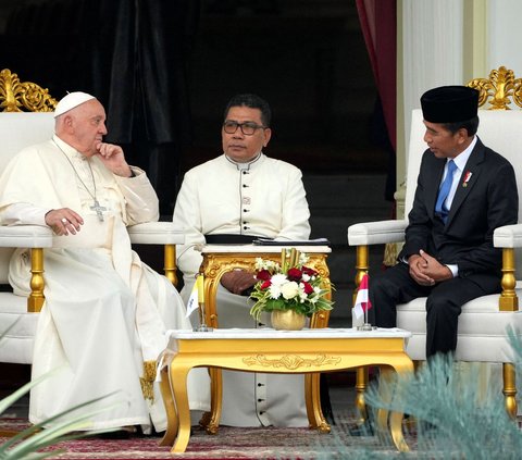 FOTO: Momen Hangat Pertemuan Jokowi dan Paus Fransiskus di Istana Merdeka