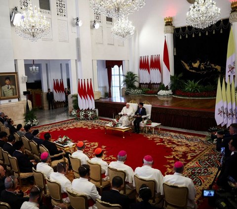 FOTO: Momen Hangat Pertemuan Jokowi dan Paus Fransiskus di Istana Merdeka