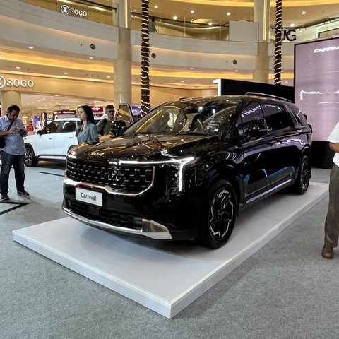 Kendaraan Kia Carnival.