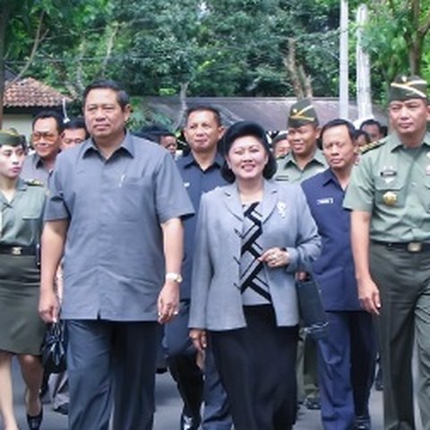 SBY dan Ani Yudhoyono di SMA Taruna NusantaraTahun 2005