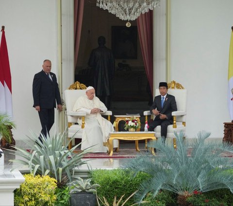 FOTO: Jadi Sorotan, Ini Penampakan Jam Tangan Sederhana Paus Fransiskus Saat Bertemu Jokowi di Istana Merdeka