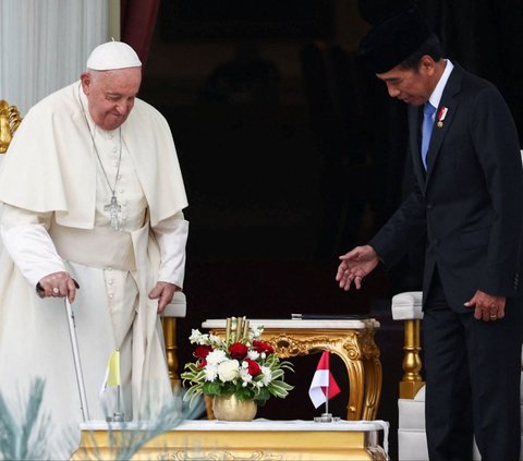 FOTO: Jadi Sorotan, Ini Penampakan Jam Tangan Sederhana Paus Fransiskus Saat Bertemu Jokowi di Istana Merdeka