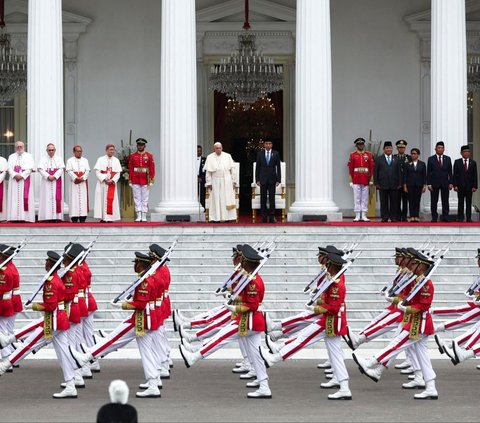 FOTO: Jadi Sorotan, Ini Penampakan Jam Tangan Sederhana Paus Fransiskus Saat Bertemu Jokowi di Istana Merdeka