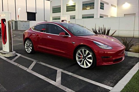 Tesla Model 3 varian Performance.