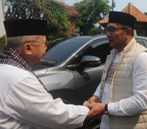 Bakal calon gubernur (bacagub) DKI Jakarta, Ridwan Kamil (kanan) dan mantan Gubernur DKI Jakarta Fauzi Bowo atau Foke saat bertemu di Perkampungan Budaya Betawi Setu Babakan, Jakarta, Rabu (4/9/2024). Pertemuan keduanya berlangsung hangat. Foto: Merdeka.com/Arie Basuki