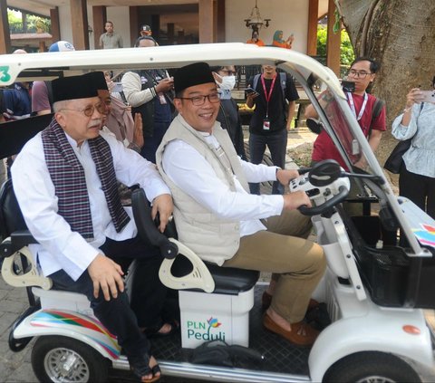 FOTO: Keakraban RK dan Foke Kunjungi Kampung Betawi Setu Babakan hingga Masak Kerak Telor