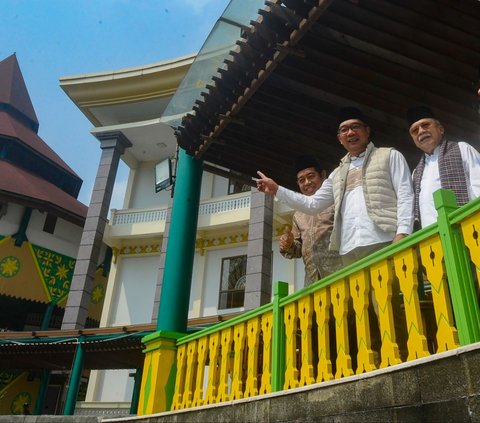 FOTO: Keakraban RK dan Foke Kunjungi Kampung Betawi Setu Babakan hingga Masak Kerak Telor