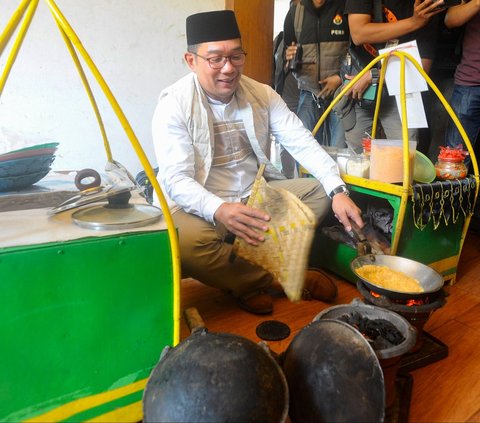 FOTO: Keakraban RK dan Foke Kunjungi Kampung Betawi Setu Babakan hingga Masak Kerak Telor