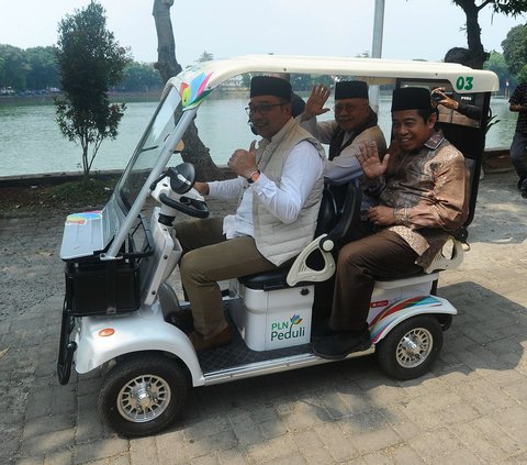 FOTO: Keakraban RK dan Foke Kunjungi Kampung Betawi Setu Babakan hingga Masak Kerak Telor