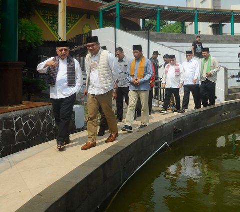 FOTO: Keakraban RK dan Foke Kunjungi Kampung Betawi Setu Babakan hingga Masak Kerak Telor