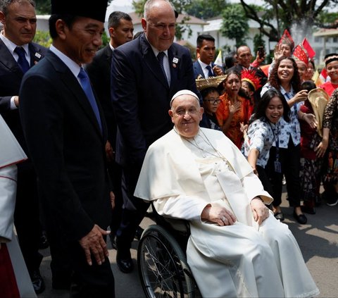 FOTO: Jadi Sorotan, Ini Penampakan Jam Tangan Sederhana Paus Fransiskus Saat Bertemu Jokowi di Istana Merdeka