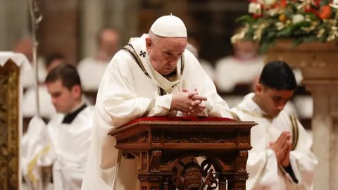 Pemimpin Gereja Katolik Dunia, Paus Fransiskus melakukan lawatan ke Indonesia selama empat hari, yakni Selasa (3/9/2024) hingga Jumat (6/9/2024) mendatang. (Tiziana FABI/AFP)