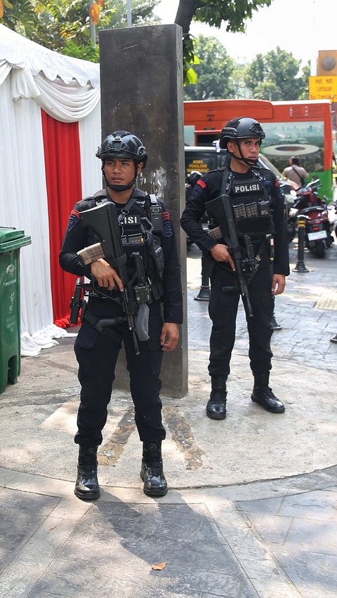 FOTO: Polisi dan TNI Jaga Ketat Gereja Katedral Jakarta Jelang Kunjungan Paus Fransiskus