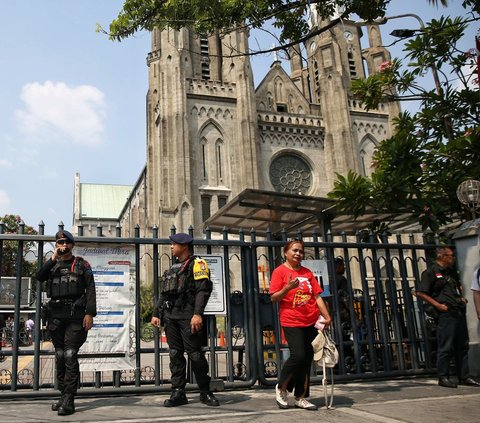 Personel gabungan polisi dan TNI melakukan penjagaan di sekitar Gereja Katedral, Jakarta, menjelang kunjungan Paus Fransiskus, pada Rabu (4/9/2024). Paus Fransiskus dijadwalkan mengunjungi Gereja Katedral dalam rangkaian kegiatannya selama di Indonesia. Foto: Liputan6.com/Angga Yuniar