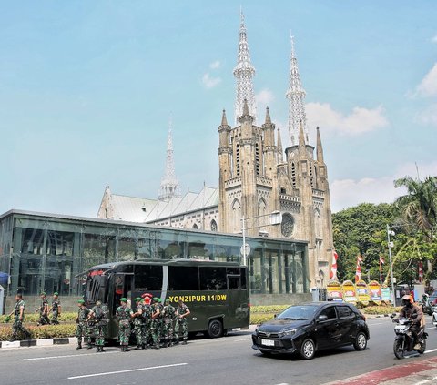 FOTO: Polisi dan TNI Jaga Ketat Gereja Katedral Jakarta Jelang Kunjungan Paus Fransiskus