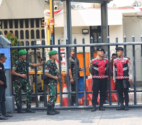 FOTO: Polisi dan TNI Jaga Ketat Gereja Katedral Jakarta Jelang Kunjungan Paus Fransiskus